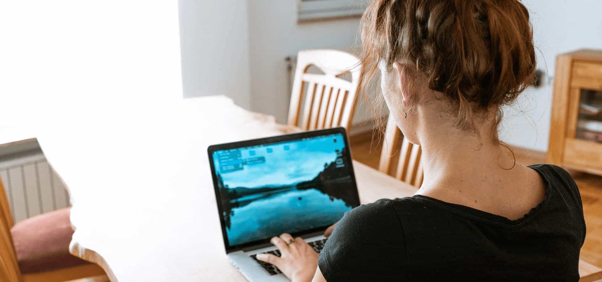 Frau arbeitet am Laptop auf Holztisch - Bild von Vinzent Weinbeer from Pixabay Frau arbeitet am Laptop auf Holztisch