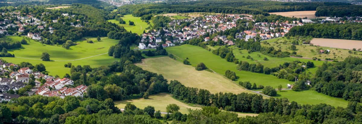 Landschaft im Taunus: 3 Siedlungen, Landwirtschaft, Wald - Bild von Frank Wagner (Adobe Stock) Landschaft im Taunus: 3 Siedlungen, Landwirtschaft, Wald