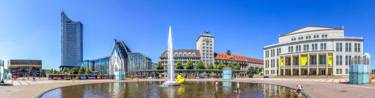 Blick über den Augustusplatz. In der Mitte der Springbrunnen, UNi-Hochhaus, Gewandhaus, Oper